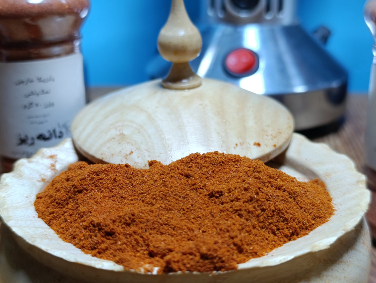 پودر پاپریکای مجاری دانهریز (شیرین، خوشعطر، با رنگِ خیرهکننده)