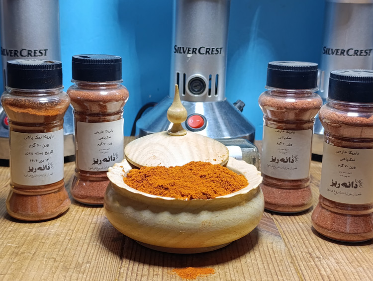 پودر پاپریکای مجاری دانهریز (شیرین، خوشعطر، با رنگِ خیرهکننده)